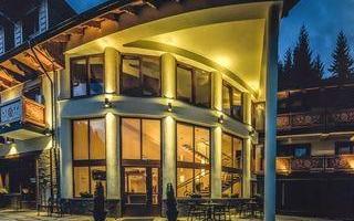 hotel pod wulkanem nocą