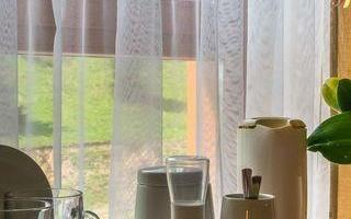 stolik w pokoju hotelowym
