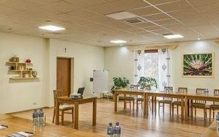 sala konferencyjna ze stołami